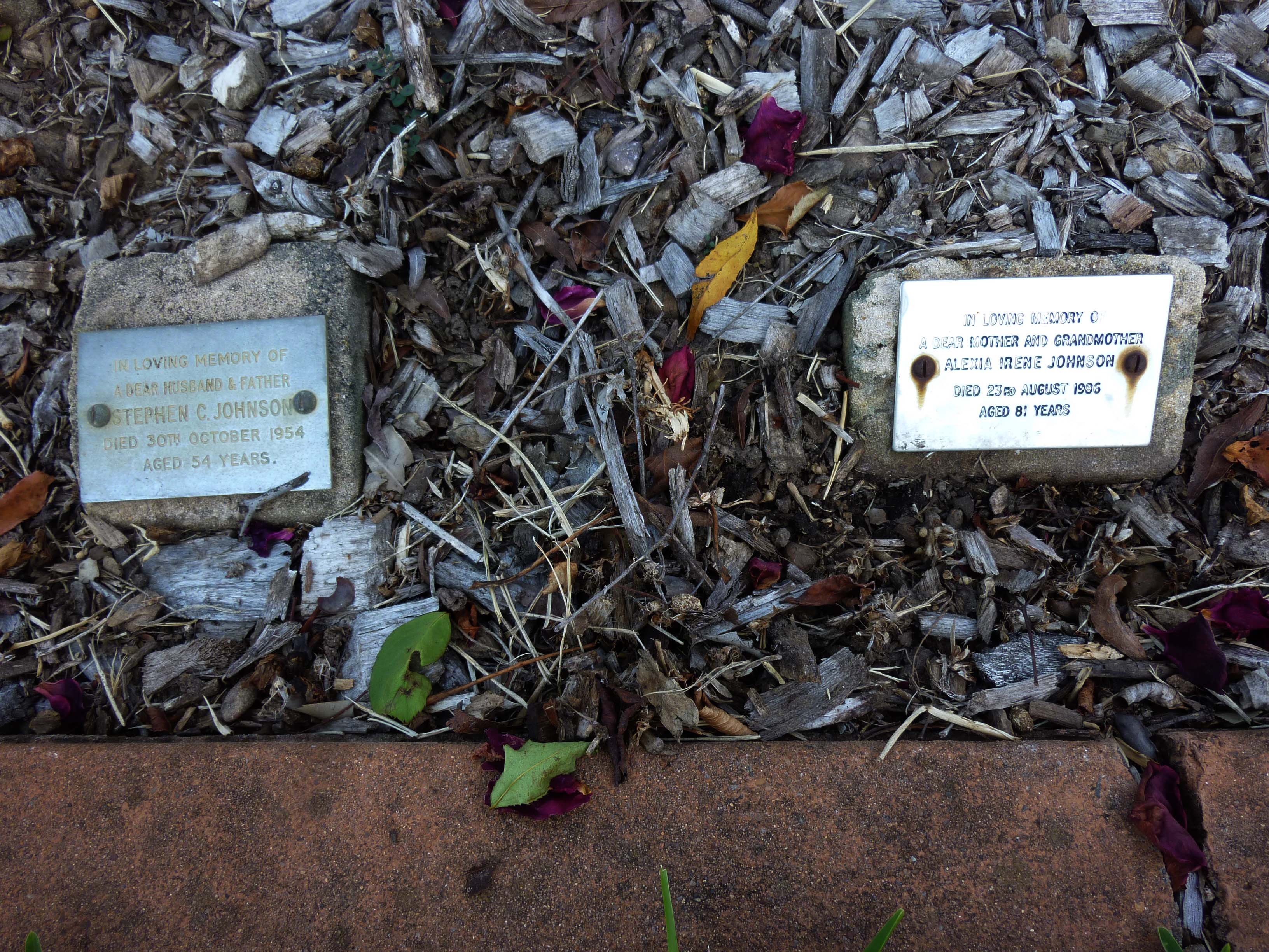 Photo of headstones/Alexia I Johnson (nee McLennan) d1986 &husb Woronora crem